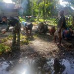 Kemanunggalan Satgas Yonif 126/KC Lakukan Karya Bakti Bersama Warga Perbatasan Papua